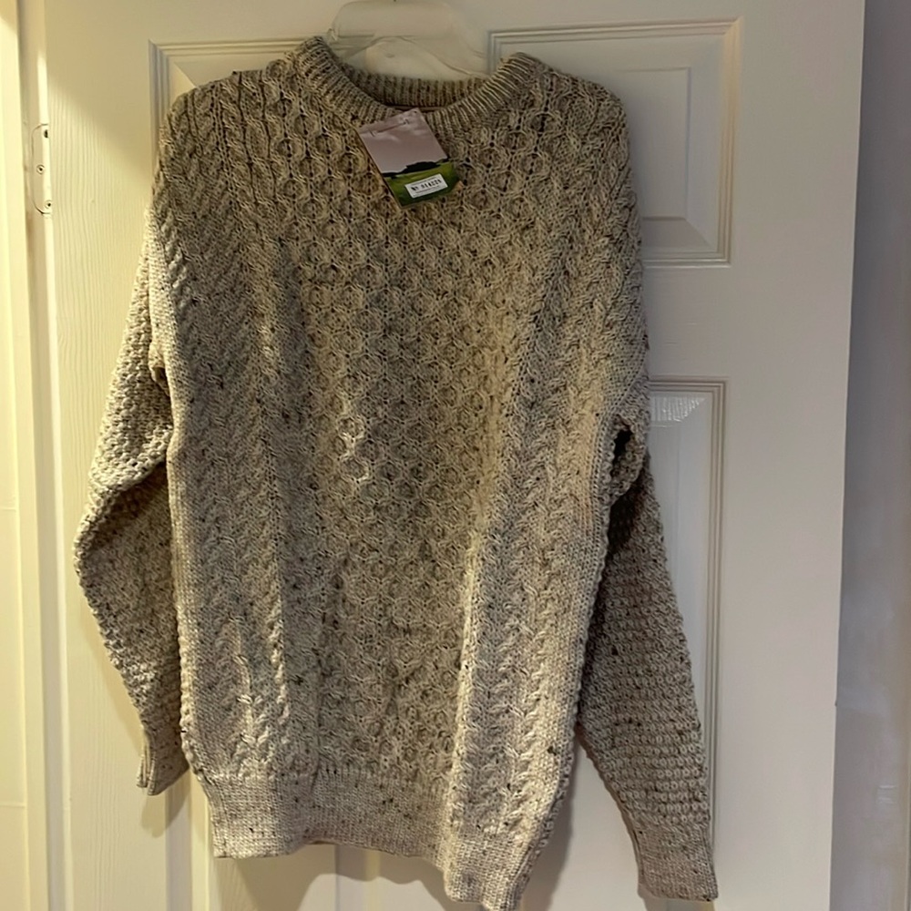 NWT Authentic British 100% Wool Sweater in Tan/Cream in size medium